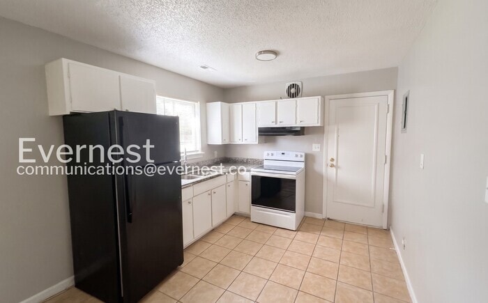 Building Photo - 907 Garywood Pl