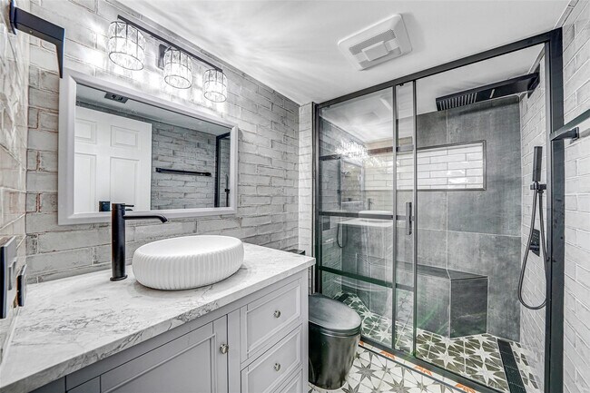 Building Photo - 2021 SE 10th Ave