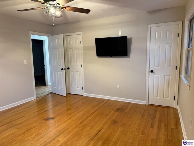 Building Photo - 913 Dogwood Cir