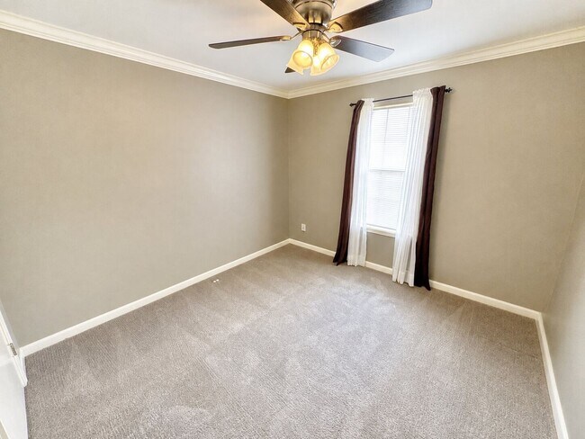 Building Photo - 10102 Salinas Dr