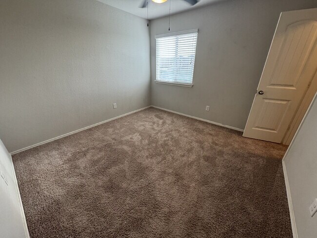 Building Photo - Three bed two bath two car garage in Cotto...