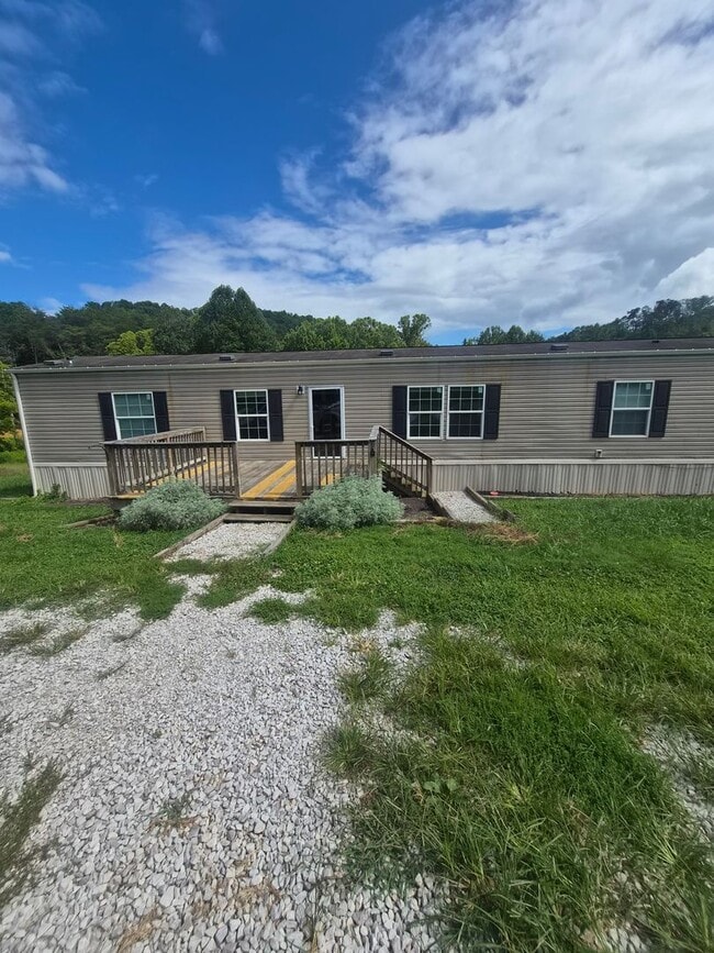 Building Photo - Heiskell 37754 - 3 bedroom, 2 bath home - Call Lisa Vineyard (865) 216-9334