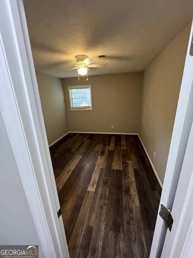 Building Photo - 2220 Mahan Dr