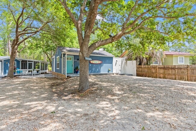 Primary Photo - 2 Long Leaf Cir