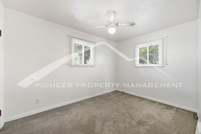 Building Photo - Charming Home with Central AC and Washer/D...