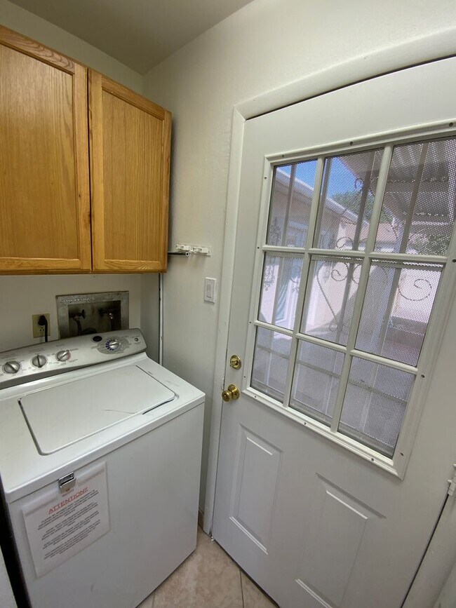 Building Photo - 3 Bedroom Single Story Home Available Near...