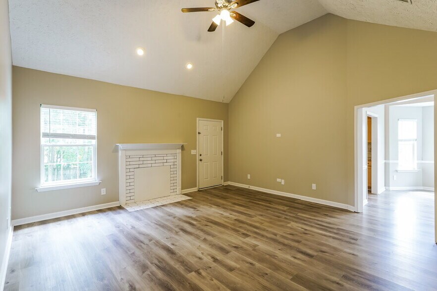 Building Photo - 1902 Champlain Dr