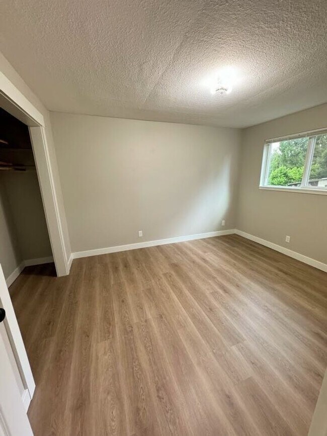 Building Photo - Completely Renovated 2 Bed, 1 Bath Oversized Apartment