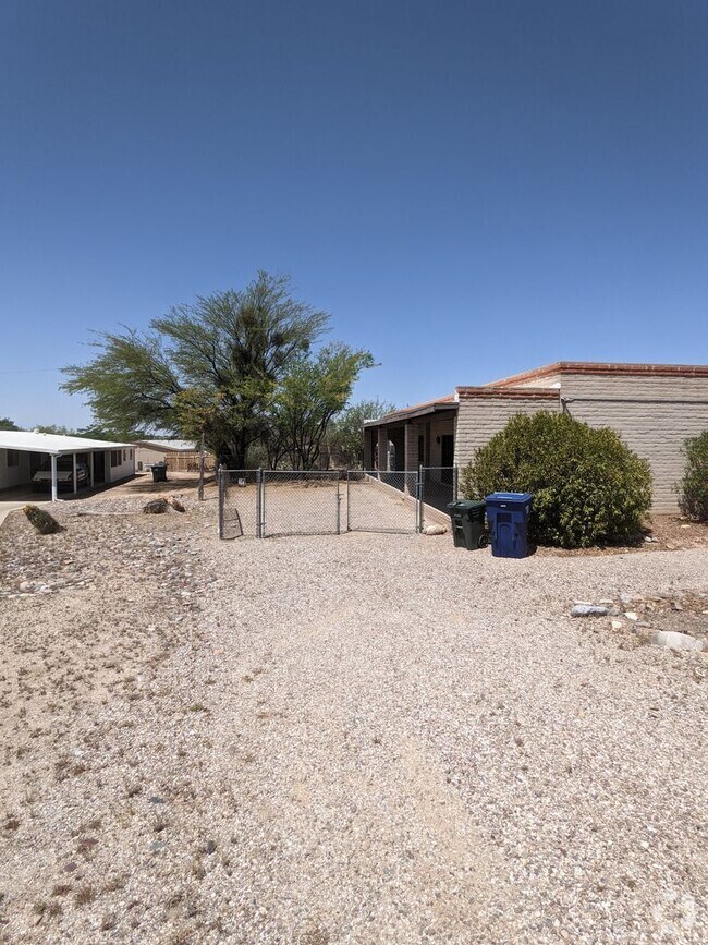 Building Photo - East Side Rental