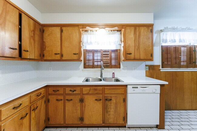 Building Photo - Remodeled throughout, 3/2/1