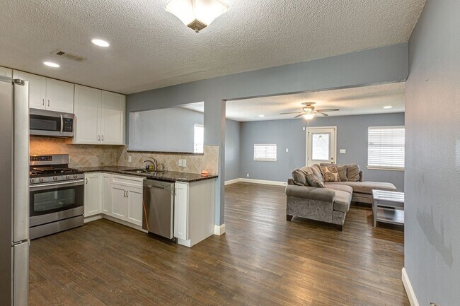 Building Photo - 9621 Rustown Dr