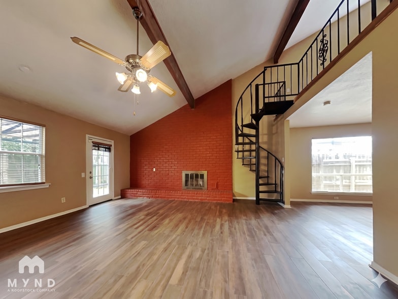 Building Photo - 2103 Woodland Springs St