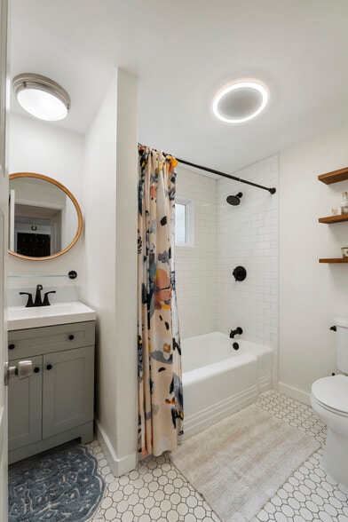 Building Photo - 5824 Hillcrest Dr SW