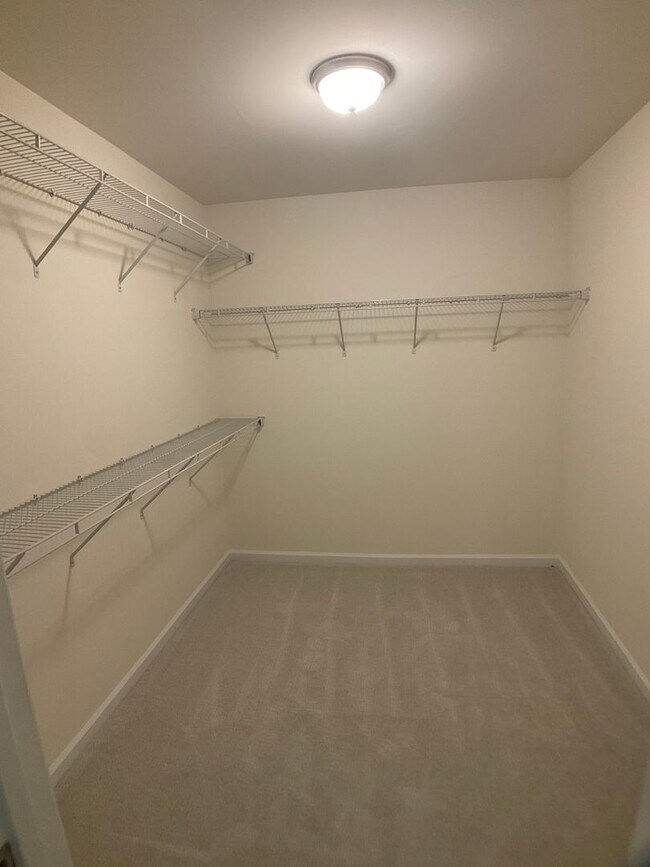 Building Photo - Almost Brand New 3 bed, 2 Bath with 1 Car ...