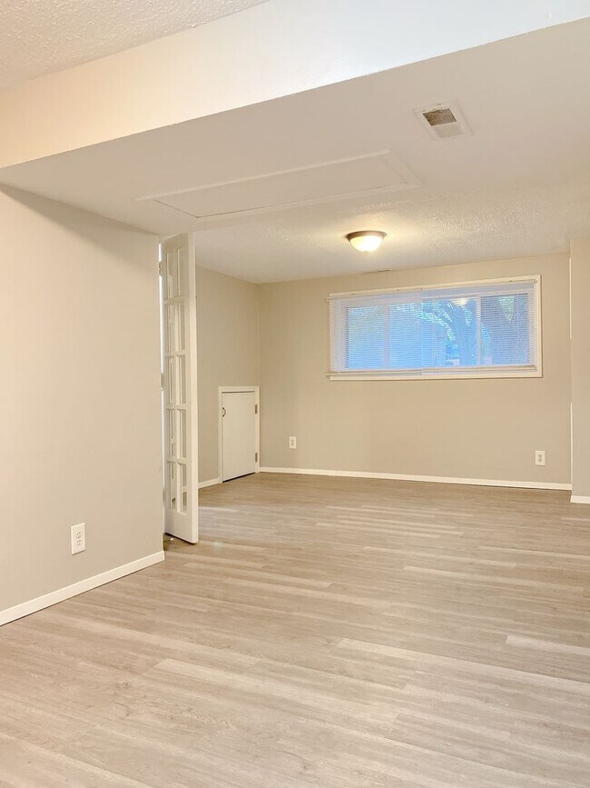 Building Photo - Millard 3 bed 2 bath $1900