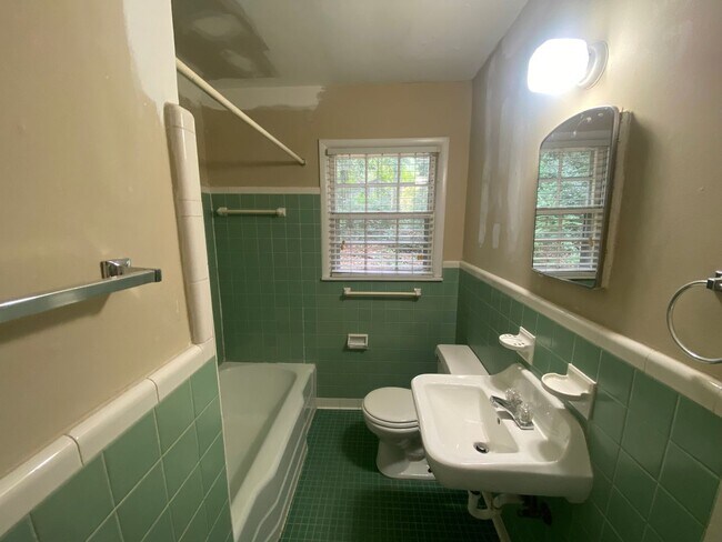 Building Photo - Charming Home Available in August!