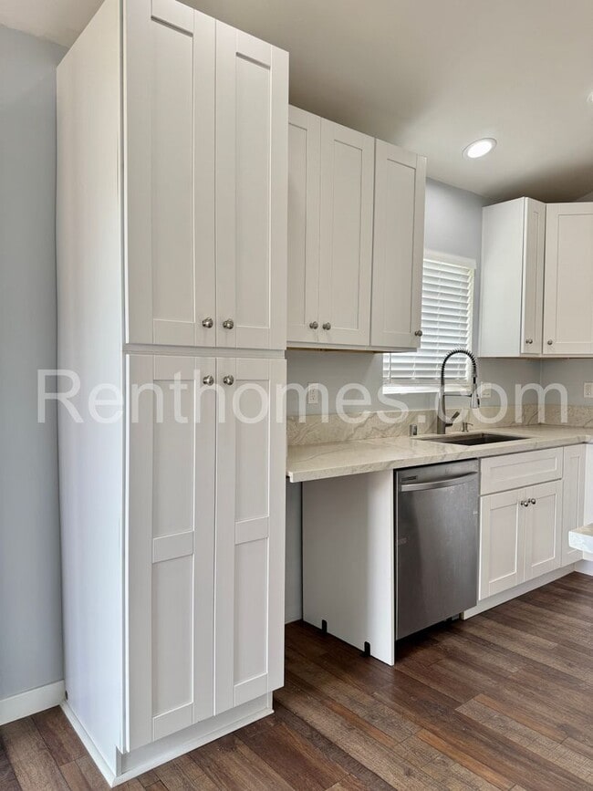 Building Photo - 1410 Shoshone St