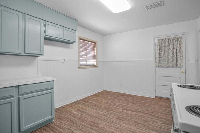 Building Photo - 3/1/1 close to medical and Texas Tech. Neutral colors.. Updated bath
