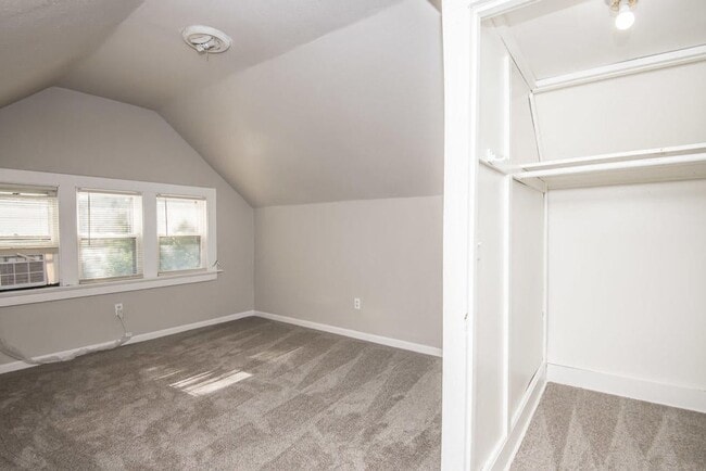 Building Photo - Updated 4-Bed Single Family Home with Clas...