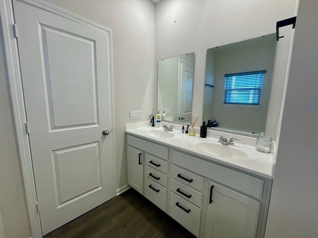 Building Photo - 3 Bed 2 Bath Available Now In Mccordsville!