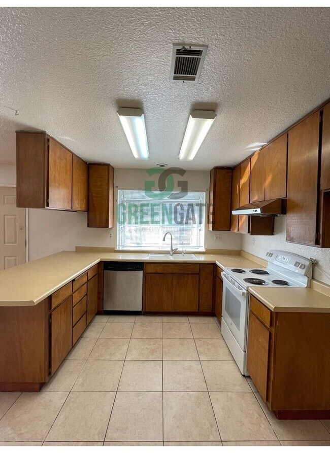 Building Photo - 177-179 Manzanita Lane