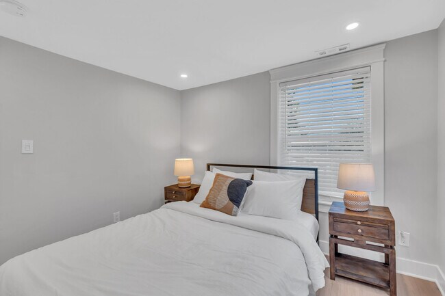 Building Photo - 1205 7th Ave