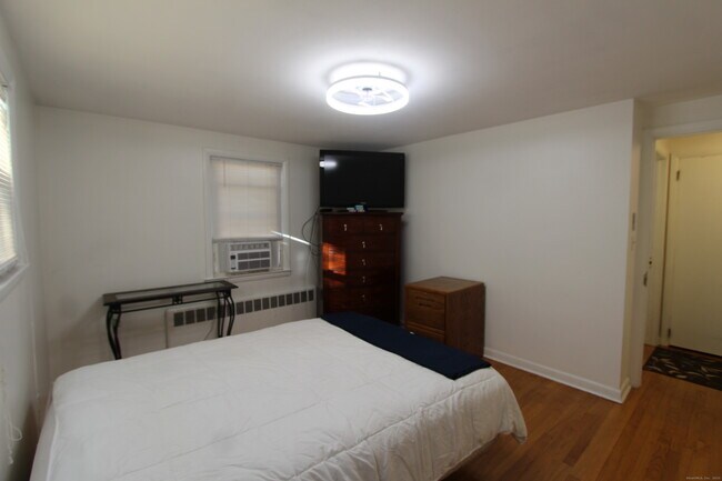 Building Photo - 422 S Main St