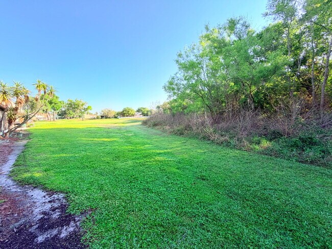 Building Photo - 2 Bedroom Condo on a Corner Lot Available for Rent