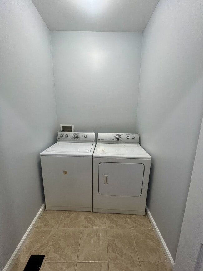 Building Photo - 808 N Streeper St