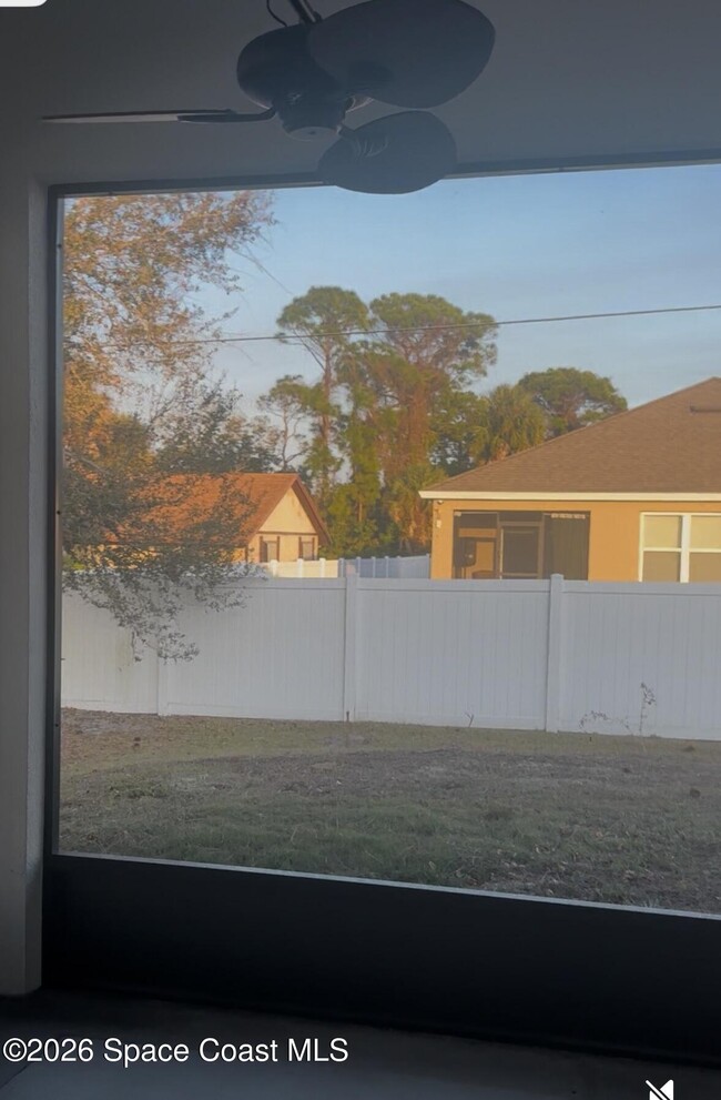 Building Photo - 893 Altura Ave SE