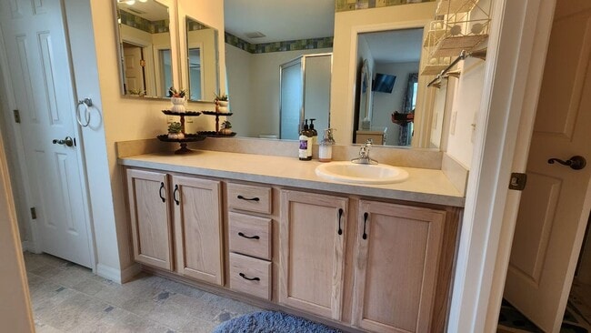 Building Photo - M916 Eastmont (VNSW-18/10)