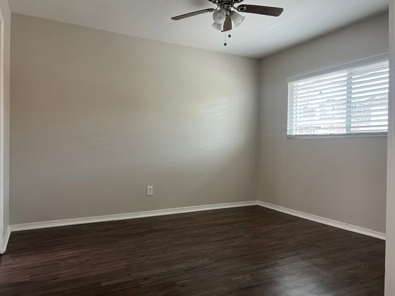 Building Photo - 2000 Carnegie Ln