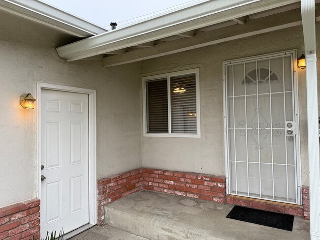 Building Photo - 3 bedroom single story in Manteca!