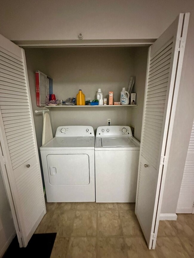 Building Photo - Prime Location Close to Virginia Tech