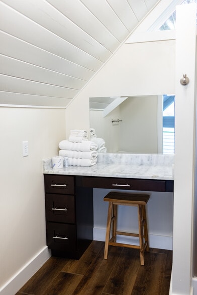 Building Photo - 210 Gail Dr