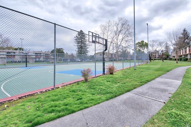Building Photo - Spacious 2 bedroom, 1.5 bath condo in Ever...
