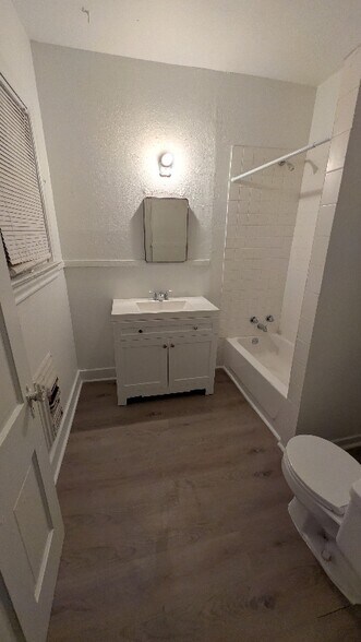 Building Photo - 404 Club Dr