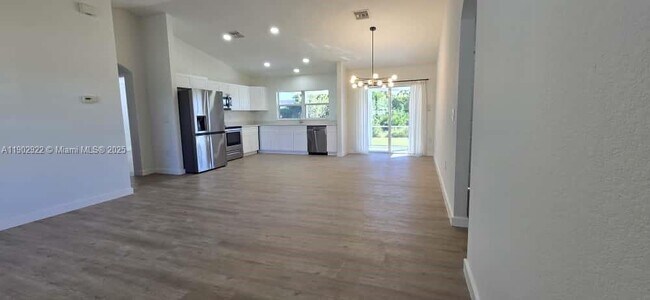 Building Photo - 1509 Sara Ave S