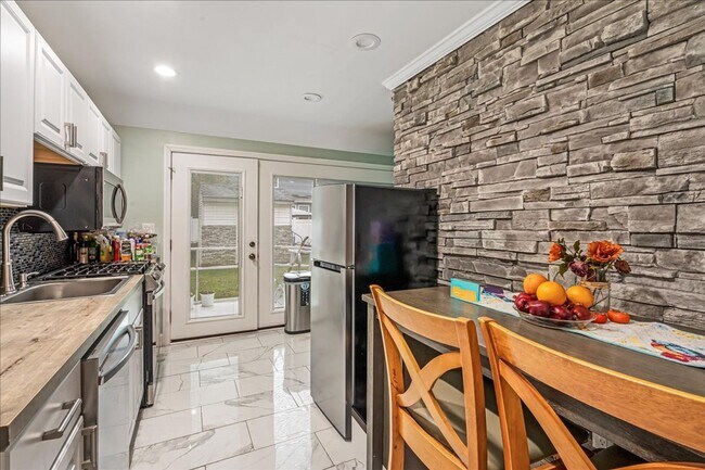 Building Photo - Fully Updated / Renovated  - Apartment