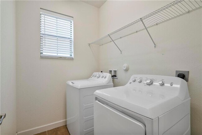 Building Photo - 8857 Willow Cove Ln