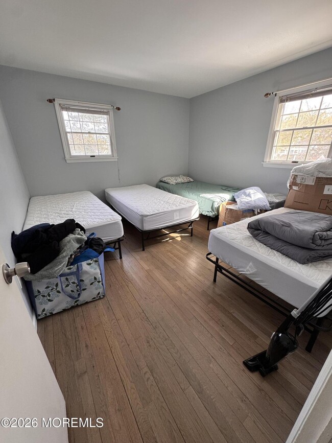 Building Photo - 422 W Lake Ave