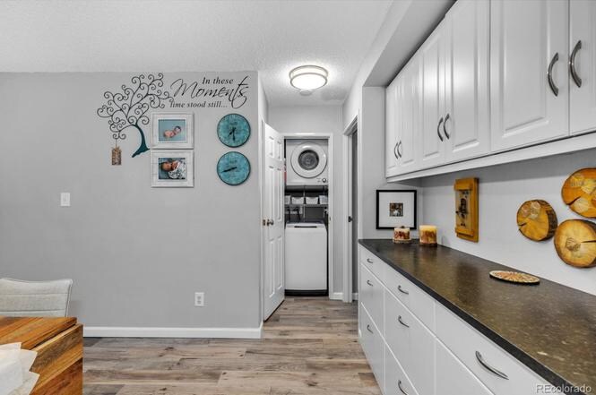 Building Photo - 1250 Golden Cir