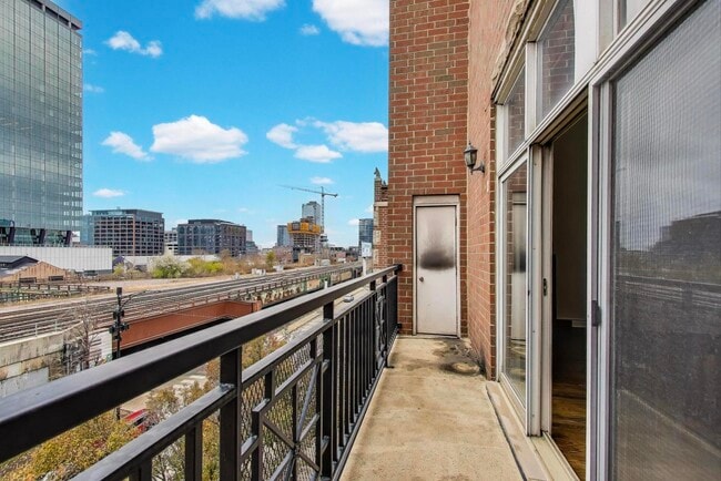 Building Photo - 816 W Hubbard St