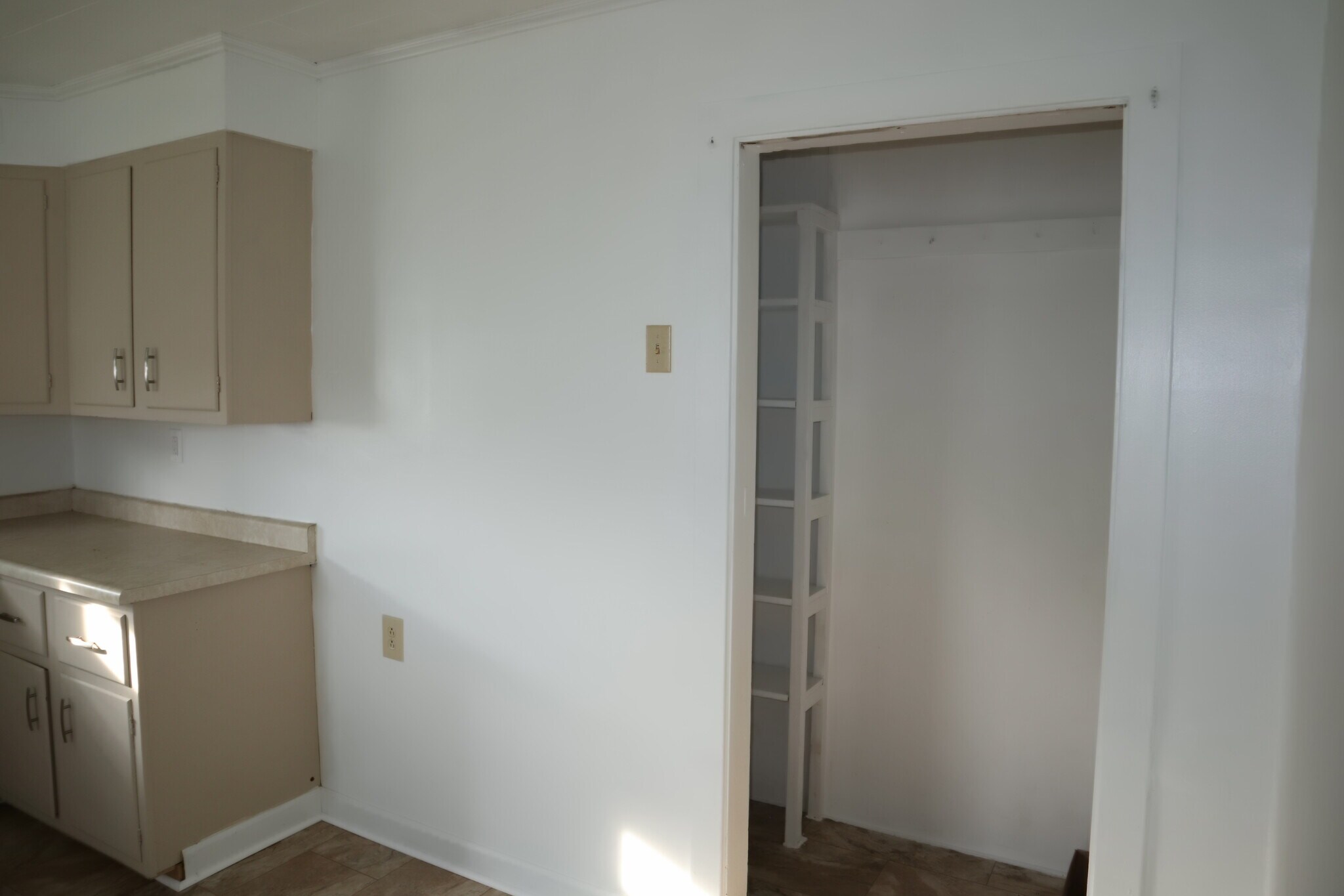 Building Photo - 823 Crest Ave