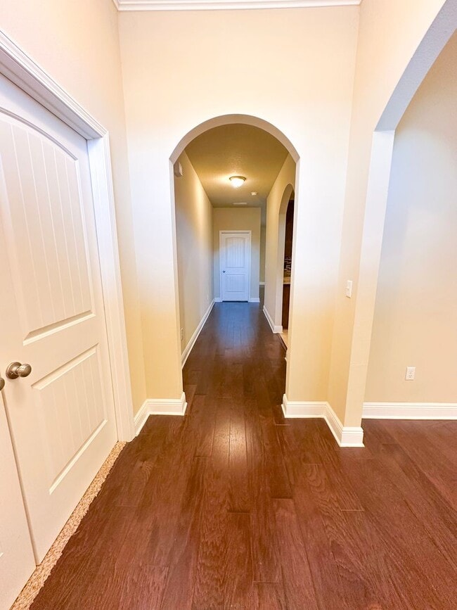 Building Photo - Well maintained 4 bedroom home with 2 car garage