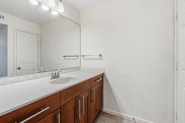 Building Photo - 7685 Northcross Dr