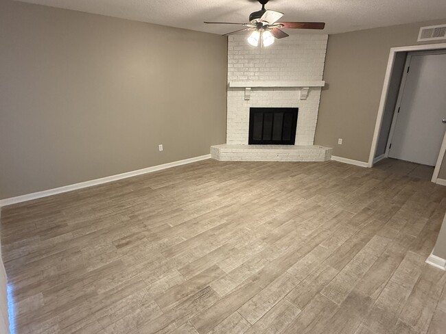 Building Photo - 855 Charter Oak Dr