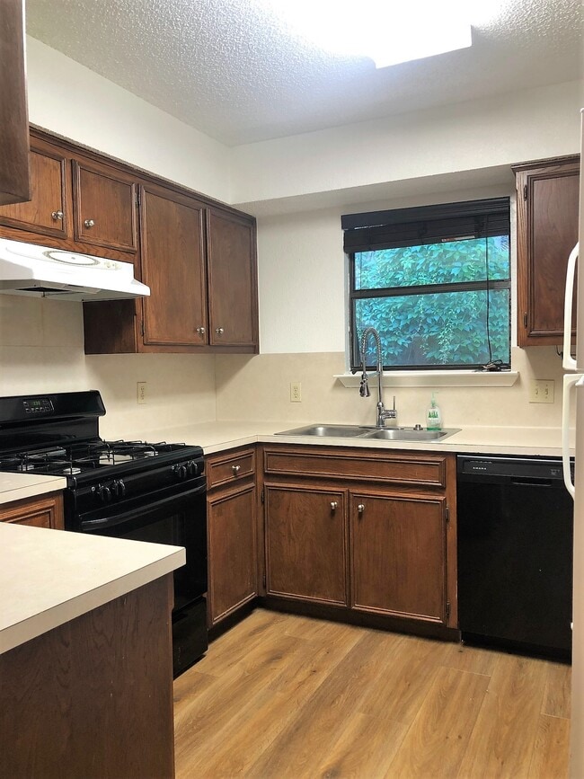 Building Photo - 6503 Hart Ln