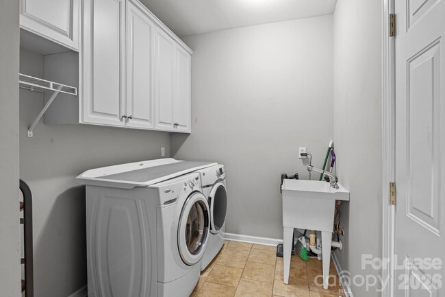 Building Photo - 12428 Willingdon Rd