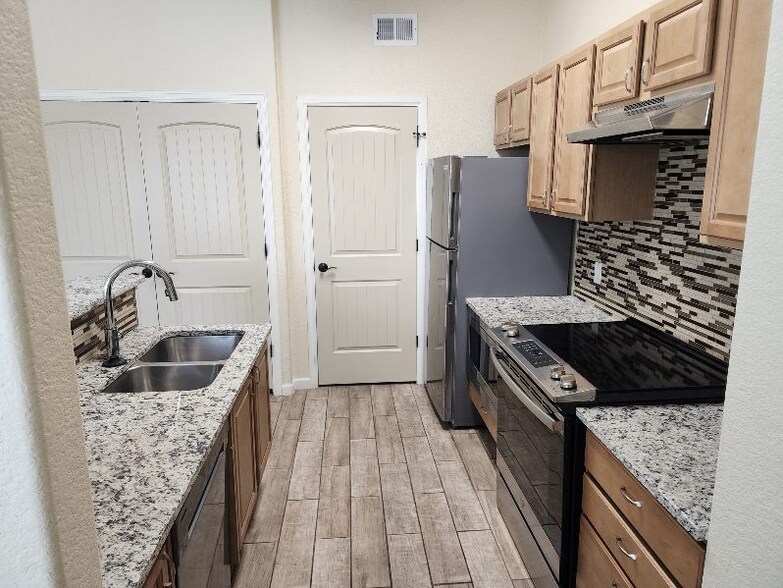 Building Photo - 430 W Pikes Peak Ave